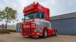 20251019-Tom-Holding-00146